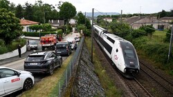 Da nach den starken Regenfällen der Schotter unter den Gleisen einbrach, musste dieser Zug ...