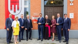 Im Rahmen der Veranstaltung wurde die erneuerte Gedenktafel des Vorarlberger Künstlers Martin Caldonazzi enthüllt. (Bild: Bernd Hofmeister)