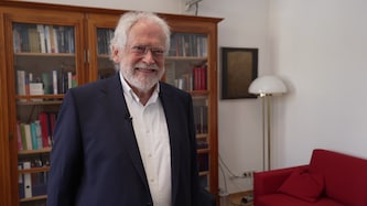 Was sie im Video sonst noch über den Nobelpreisträger erfahren werden? Eine ziemlich würzige Überraschung… (Bild: krone.tv )