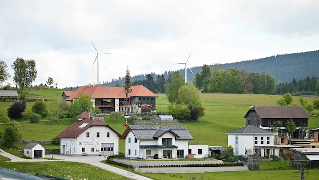 Im Grenzgebiet zur Gemeinde Grünbach stehen in Windhaag zwei alte Windräder. Nun gibt es Pläne für die Errichtung von sieben viel größeren Windrädern in den Gemeinden Rainbach und Grünbach. 