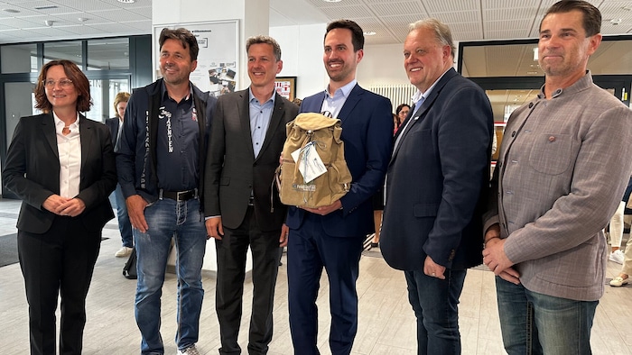 Von Bürgermeister Martin Treffner und den Mitgliedern des Schulgemeindeverbands Feldkirchen gab es für Wiederkehr einen Geschenksrucksack,