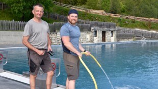 Bademeister Karl und Patrick bereiten in St. Michael alles für den späten Saisonstart vor.