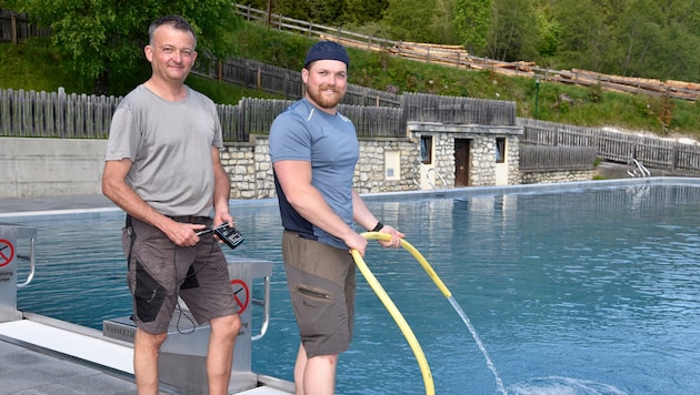 Bademeister Karl und Patrick bereiten in St. Michael alles für den späten Saisonstart vor.