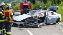 Das Luxusauto wurde stark beschädigt.