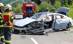 Das Luxusauto wurde stark beschädigt.