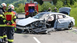 Das Luxusauto wurde stark beschädigt. (Bild: Matthias Lauber/laumat.at)