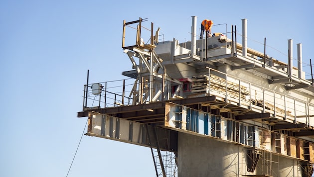 Die Bauarbeiter arbeiteten auf der Baustelle einer Hochbrücke, die bis zu 90 Meter hoch werden soll. (Symbolbild)