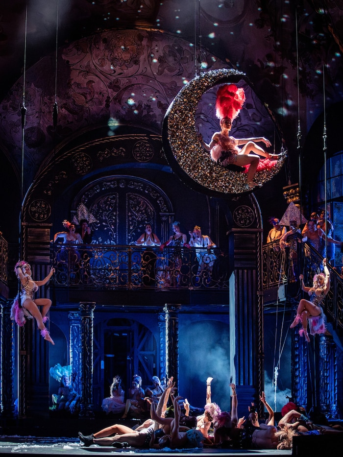 Mit bunten Federn und schwebendem Glitzermond zeichnet Lydia Steier die Welt der Venus im „Tannhäuser“.