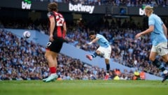 Omar Marmoush traf den Ball perfekt.  (Bild: AP/Dave Thompson)