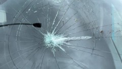 Der 22-Jährige zerschlug mit seiner Faust die Windschutzscheibe.