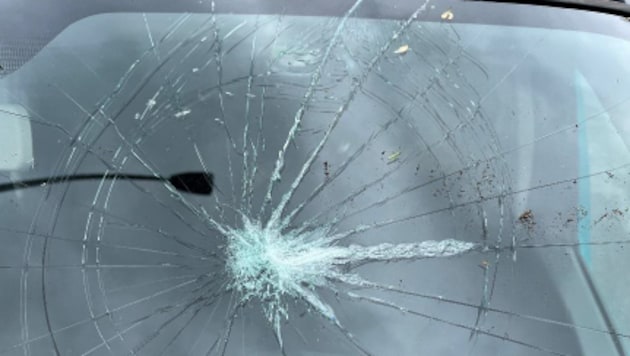 Der 22-Jährige zerschlug mit seiner Faust die Windschutzscheibe.