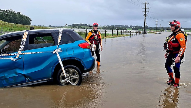 Die Rettungskräfte stehen seit Tagen im Einsatz.