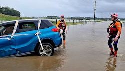 Die Rettungskräfte stehen seit Tagen im Einsatz. (Bild: AFP/HANDOUT)