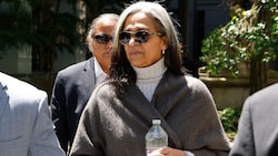 Cassies Mutter Regina Ventura verlässt am 20. Mai das Gericht. (Bild: AFP/JOHN LAMPARSKI)