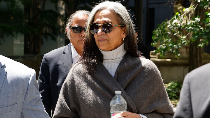 Cassies Mutter Regina Ventura verlässt am 20. Mai das Gericht.