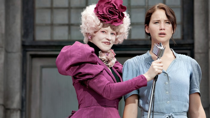 Elizabeth Banks als Effie Trinket mit Jennifer Lawrence als Katniss Everdeen in „Die Tribute von ...