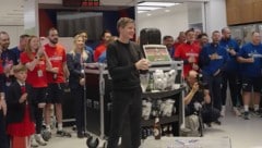 Oliver Glasner gratulierte seinen Schützlingen. (Bild: facebook.com/officialcpfc)