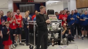 Oliver Glasner gratulierte seinen Schützlingen. (Bild: facebook.com/officialcpfc)