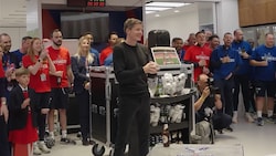 Oliver Glasner gratulierte seinen Schützlingen. (Bild: facebook.com/officialcpfc)