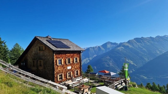 Heimische und frische Köstlichkeiten können Wanderer auf der Hütte genießen.