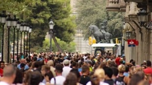 Neue Migrationsgesetze in Spanien erleichtern es nun rund 900.000 Menschen ohne Aufenthaltsstatus, eine Arbeits- und Aufenthaltserlaubnis zu bekommen (Symbolbild). (Bild: Tomoya - stock.adobe.com)