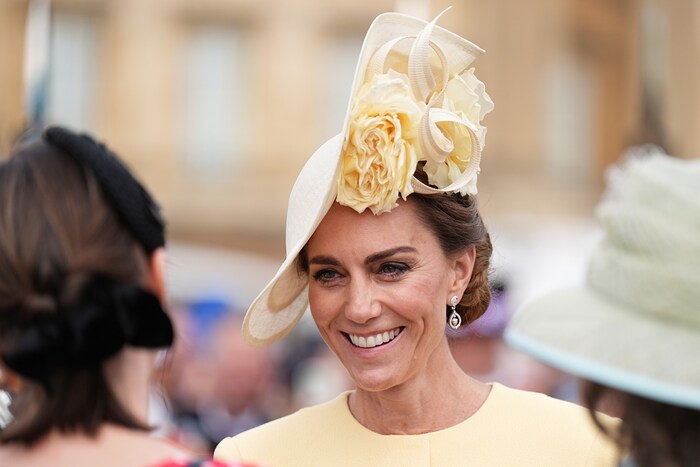 Prinzessin Kate trug einen Hut von Philip Treacy.