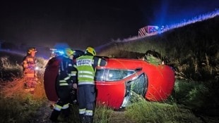Kaum zu glauben, dass der Lenker unverletzt aus dem Wrack klettern konnte. (Bild: Klaus Krainer/FF Preding)