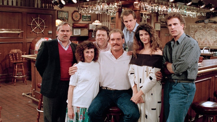 George Wendt (Dritter von links) mit seinen „Cheers“-Kollegen