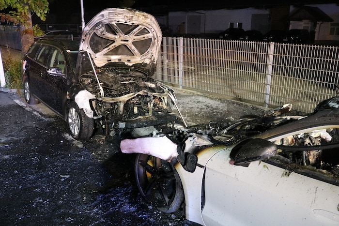 Die beiden ausgebrannten Autos.