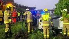 Das Auto blieb am Dach liegen
