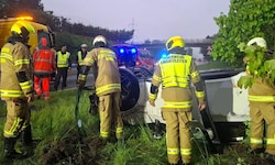 Das Auto blieb am Dach liegen
