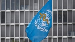 Die Flagge der WHO vor dem Hauptquartier der Gesundheitsorganisation