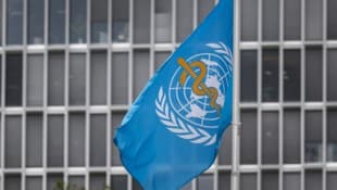 Die Flagge der WHO vor dem Hauptquartier der Gesundheitsorganisation