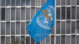 Die Flagge der WHO vor dem Hauptquartier der Gesundheitsorganisation