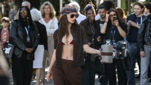 Emily Ratajkowski zog bei einem Shooting in Cannes alle Blicke auf sich.