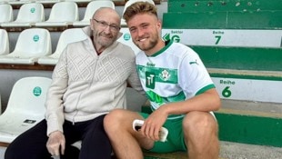Mathew Collins mit seinem Papa Phil auf der Tribüne nach dem Regionalliga-Spiel gegen Fügen. (Bild: Björn Schulz)