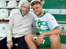 Mathew Collins mit seinem Papa Phil auf der Tribüne nach dem Regionalliga-Spiel gegen Fügen.