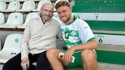 Mathew Collins mit seinem Papa Phil auf der Tribüne nach dem Regionalliga-Spiel gegen Fügen. (Bild: Björn Schulz)
