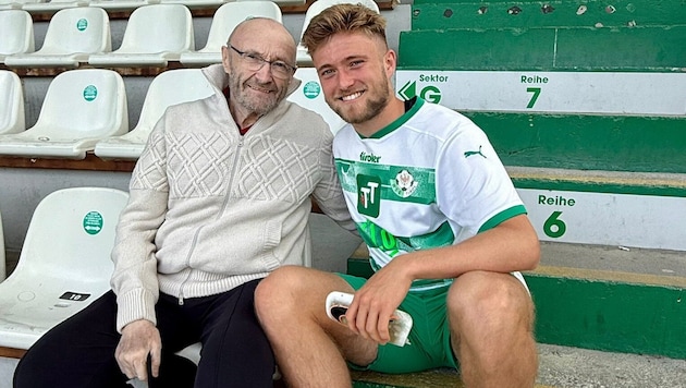 Mathew Collins mit seinem Papa Phil auf der Tribüne nach dem Regionalliga-Spiel gegen Fügen.