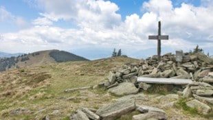 Der panoramareiche Rundblick vom Gipfelkreuz aus ist einer der Höhepunkte dieser mittelschweren Tour. (Bild: Weges)
