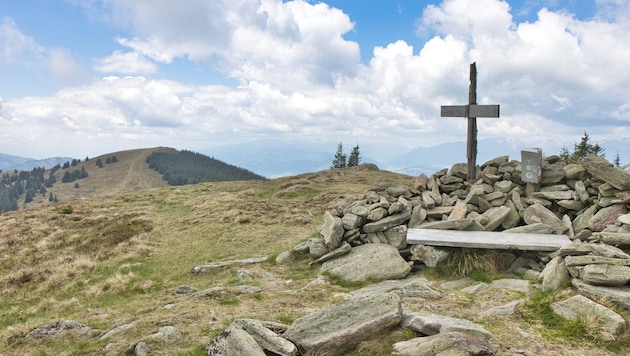 Der panoramareiche Rundblick vom Gipfelkreuz aus ist einer der Höhepunkte dieser mittelschweren Tour.