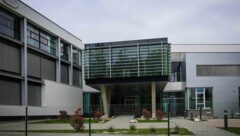 Der Eingang des W&amp;H Werks in Bürmoos