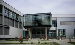 Der Eingang des W&amp;H Werks in Bürmoos