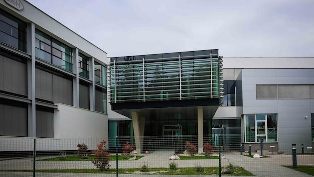 Der Eingang des W&H Werks in Bürmoos