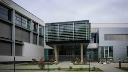 Der Eingang des W&H Werks in Bürmoos (Bild: Pressefoto Scharinger/Daniel Scharinger)