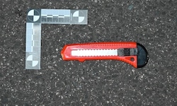 Mit dem Teppichmesser wurden dem Opfer tiefe Schnittwunden im Bereich des Kopfes, Halses und ...