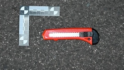Mit dem Teppichmesser wurden dem Opfer tiefe Schnittwunden im Bereich des Kopfes, Halses und Oberkörpers verpasst. (Bild: LPD Wien)