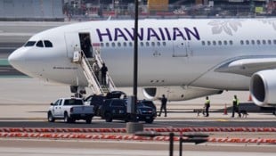 Der Flieger musste evakuiert werden und konnte erst mit mehrstündiger Verspätung starten. (Bild: AP/Gregory Bull)