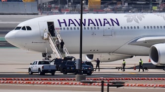 Der Flieger musste evakuiert werden und konnte erst mit mehrstündiger Verspätung starten. (Bild: AP/Gregory Bull)