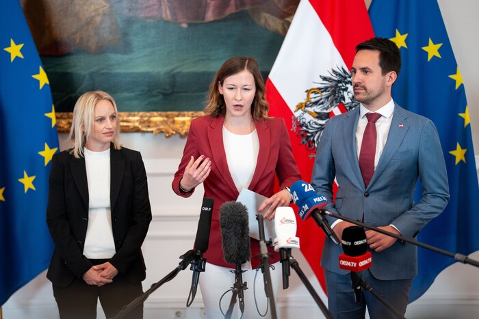 Von links: Staatssekretärin Michaela Schmidt (SPÖ), Bundesministerin Claudia Plakolm (ÖVP) und Bundesminister Christoph Wiederkehr (NEOS) beim Doorstep vor dem Ministerrat